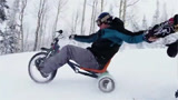 骑着三轮车在雪场滑雪