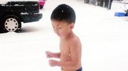 6岁“裸跑弟”成最小作家 曾穿裤衩在雪地奔跑