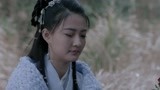 不作不死！姑娘竟穿个裙子在雪地里给花浇水？