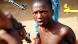 震撼镜头！非洲儿童举枪杀戮跟吃饭一样自然！尸横遍野如人间炼狱