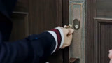 《陪读妈妈》门打不开邻居帮忙，邻居却把钥匙折断在锁孔里了！