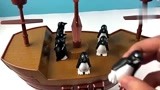 爱探险的朵拉和企鹅试玩海盗船平衡桌游玩具
