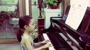 气质萝莉弹钢琴