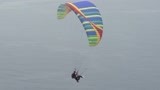 女子坐滑翔伞看太平洋——《双城记》