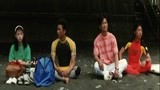 聋哑男子好心把泳衣借给别人    你们俩个为啥非要穿一条裤子！