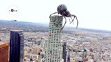 恶魔蜘蛛王爬上大厦，把人类当做储备粮，比金刚还厉害