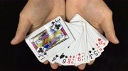 空手连续变出20张扑克牌,牌藏在哪里?原来秘密这么简单