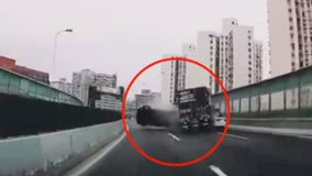 惊险！上海高架三车相撞撞坏护栏 疑似飙车抢道