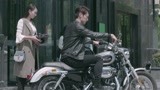 《小妖的金色城堡》帅小伙骑摩托接女神下班 没想到下一秒尴尬了