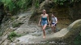 惊涛飓浪：美女从悬崖上跳水后就 消失了？   皮这一下开心吗？