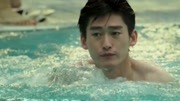 陈乔恩在泳池跳水却滑倒了！ 张翰赶紧英雄救美去了