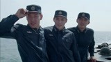 潜艇浮出水面新学员登上舰桥 旭日东升令人震撼！