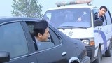 中国神探：男子把头伸出车窗外，对身后的人这样说