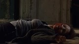 美女被老头打得倒地不起？满脸是血真是可怜！