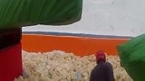 小伙子掉落后爬上去 竟然不算犯规