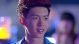 小伙子英雄救美 一个人干一船人？