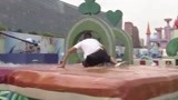 帅气小哥闯关用力过猛 第一关便惨遭淘汰