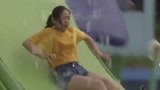 《男生女生向前冲第11季》女生力量不够惨遭落水 闺蜜紧随其后