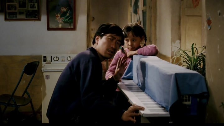王千源用木板给女儿做钢琴琴键   这波操作是真的骚！