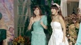 《爱情公寓3》试穿婚纱的悠悠与美嘉 至少还有免费的冰红茶