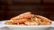 油焖大虾家常做法，外酥里嫩鲜香入味，配料很简单出锅好看又好吃