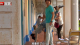 大戏看北京：女主在片场练习倒立，剧组人员没少帮忙