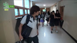 尹道贤向学生询问教务室位置 学生还是很热情的