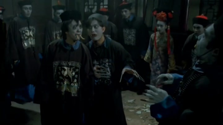 新僵尸先生:秋生亮出大金牙,僵尸们毕恭毕敬,这段笑死了!