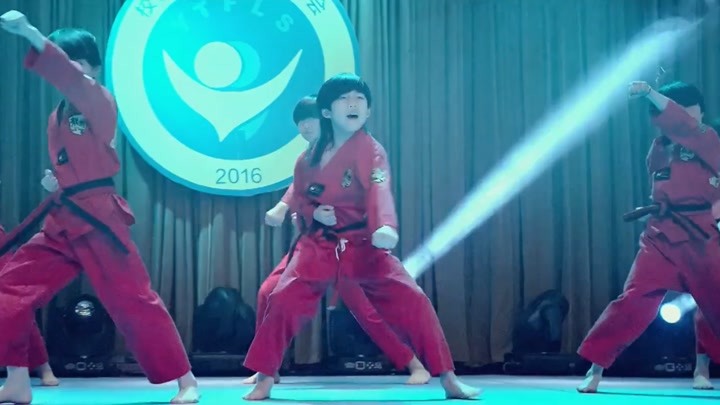 龙拳小子:龙拳小子全校表演,跳酷炫跆拳道舞,一个比一个帅啊
