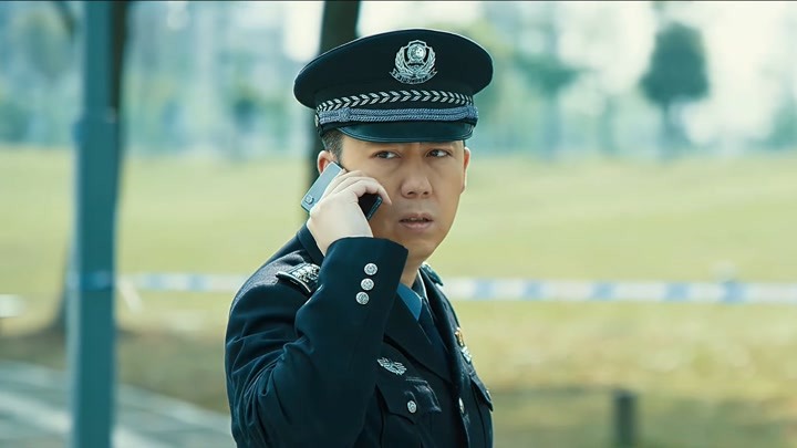 《爱上特种兵》警察注意到龙一 梁牧泽回到部队