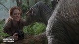侏罗纪公园2女孩大胆上前模恐龙，三个大男人只敢在旁边看