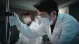 《当爱情遇上科学家》杨岚航在德国实验室 穿着白大褂做实验