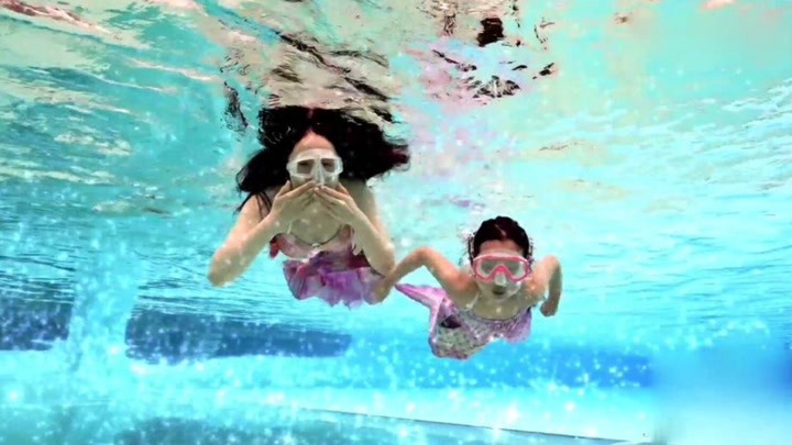 42岁董璇化身美人鱼，水中游泳身姿曼妙，小酒窝表演360度翻转