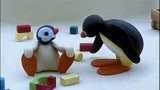 企鹅家族：小企鹅玩积木，但一直堆不好，稍微高点就塌了