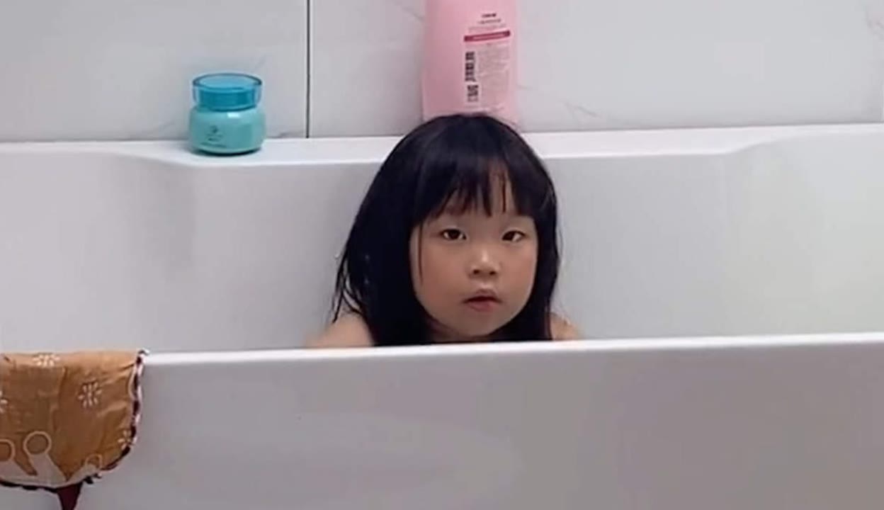 幼交专区  10岁女孩 掌闻视讯】太可爱！萌娃浴缸泡澡哼唱帅哥，把每位都安排得明明白白-超过10万粉丝6万作品在等你_资讯视频-免费在线观看-爱奇艺