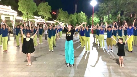经典金曲广场舞《酒干倘卖无》歌声悦耳,舞蹈醉心