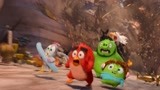 《愤怒的小鸟2》冰球从天而降袭击神鹰山 胖红一群人疯狂逃生
