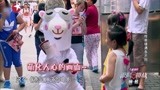 极限挑战：张艺兴穿羊驼人偶在街头献吻，这也太可爱了，爱了