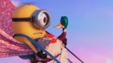 《神偷奶爸2》：小黄人玩空中飞人，谁知飞来一只鸭，太可爱了
