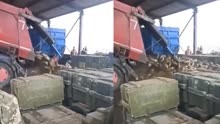 场面惊人！乌军用自卸卡车卸反坦克地雷，现场成“地雷瀑布”