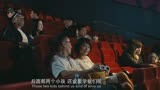 北京爱情：大爷陪着大妈看电影，黄昏恋爱情让年轻人看着都羡慕