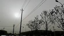 双预警持续！北京受沙尘影响漫天昏黄出现＂蓝太阳＂ 夜间沙尘消退
