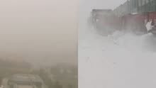 新疆遭强沙尘和强降雪天气 多地道路阻断车被困局地能见度不足5米