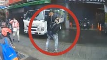 台湾少年街头持冲锋枪扫射当铺 车道拥挤路人无处可躲被迫围观