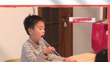 男孩爱好看足球比赛 对待兴趣专注又认真