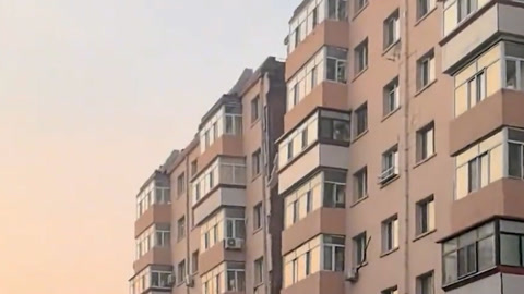 哈尔滨一住宅楼楼体开裂：裂缝渐大楼体倾斜 居民称现场有煤气味