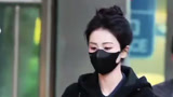 路透：白鹿现身央视春晚联排 丸子头造型绝美