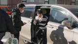 周深现身彩排现场 热情洋溢快乐营业