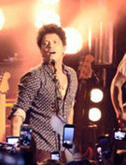 Bruno Mars - Locked out of Heaven Live in Paris