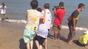 线上看 《TFboys偶像手记》阳光沙滩嬉戏 王俊凯被围攻 (2014) 带字幕 中文配音